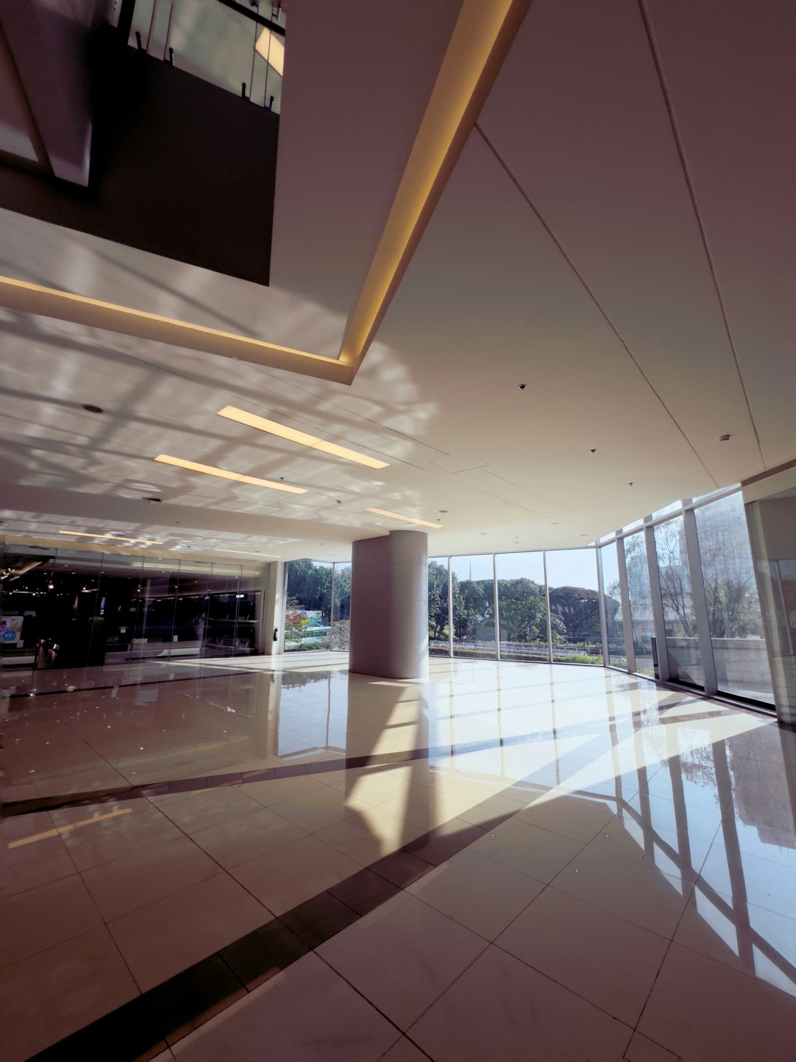 Hall moderno de edificio residencial